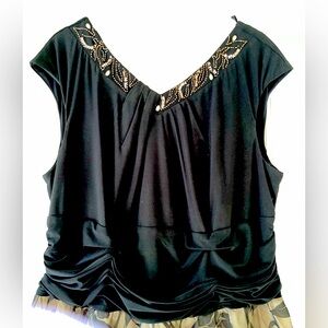 Gorgeous special occasion, dress formal black top in knit in a V-neck